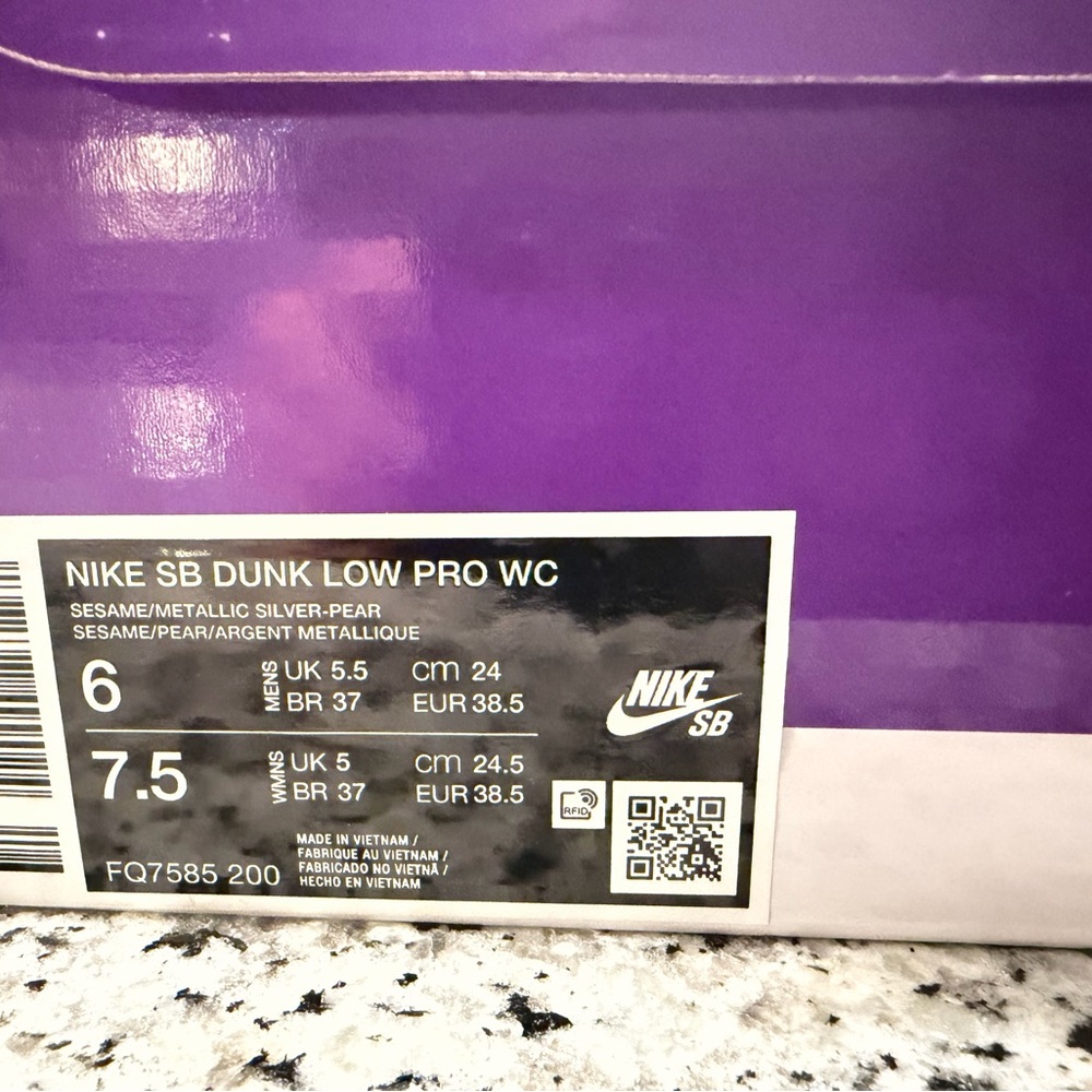 Nike SB Dunk Low Pro "Escargot" shoe in the Sesame/Pear colorway. - Picture 4 of 5